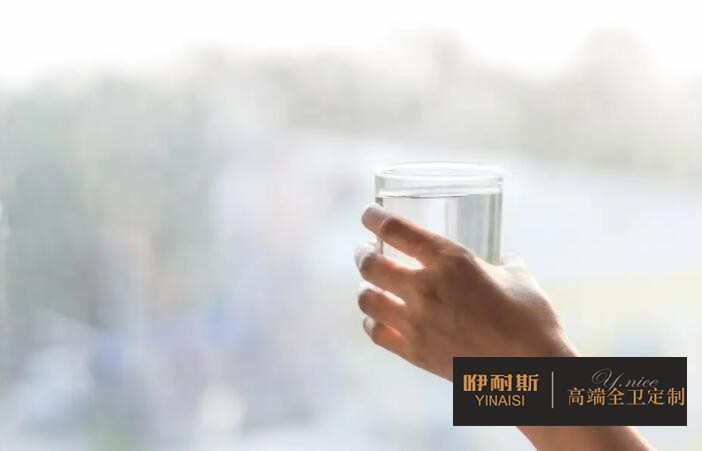 在鏡柜和主柜里，可以放上一杯水